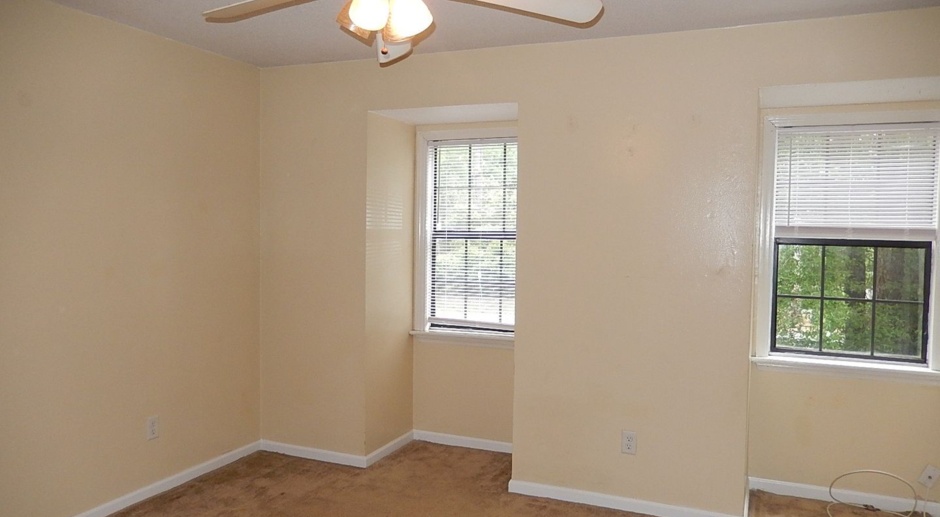 LOVELY 2/1.5 w/ Washer/Dryer, Deck, & Privacy Fenced Yard! Available Starting May 6th for $1275/month