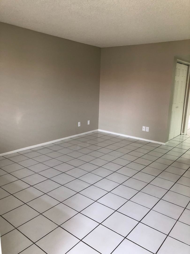 Clean, Minimalist One Bedroom Apartment w/ washer-dryer