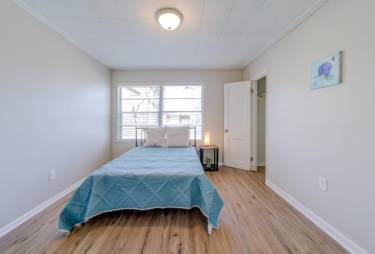 Room for Rent - Live in South Side, a 2 minute walk to transit stop Bellfort Ave @ Redfern Dr