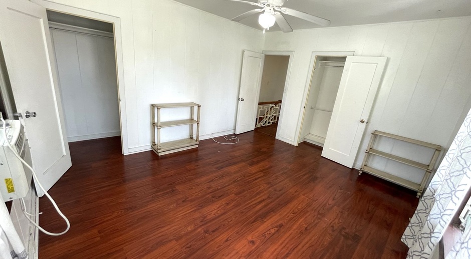 Duplex House in Waikiki! 2 beds 1 bath 1 parking. Available now!