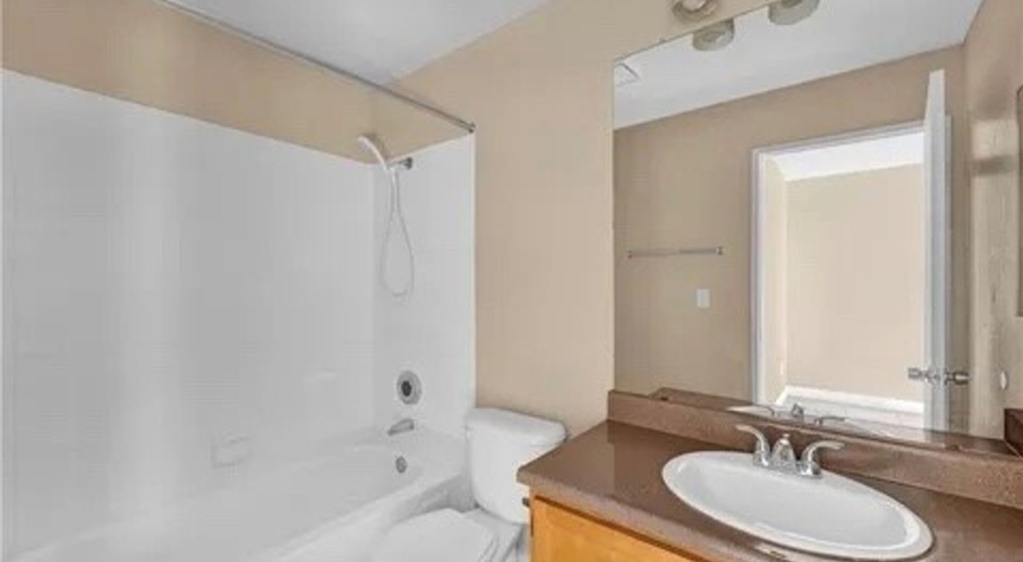 Beautiful 2 Bedroom 2 Bathroom Condo! Property Wont Last Long! 