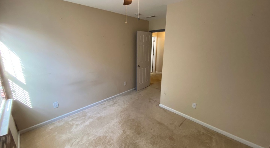 Room for Rent in 3 Bedroom Townhome at Ivy Wood Ln