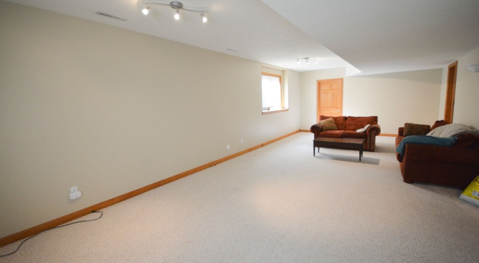 Spacious 5bed 3.5bath with Gorgeous Natural Light Available for Rent!