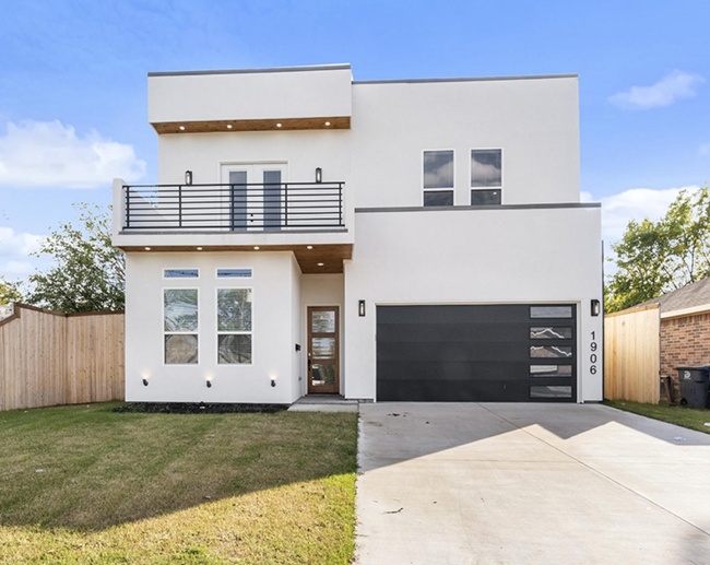 New West Dallas home with rooftop balcony near Trinity Groves