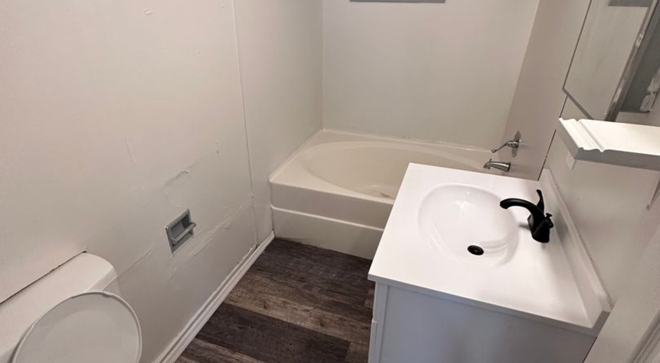 $950- 3 bed 2 bath - Duplex Accepting Housing Vouchers