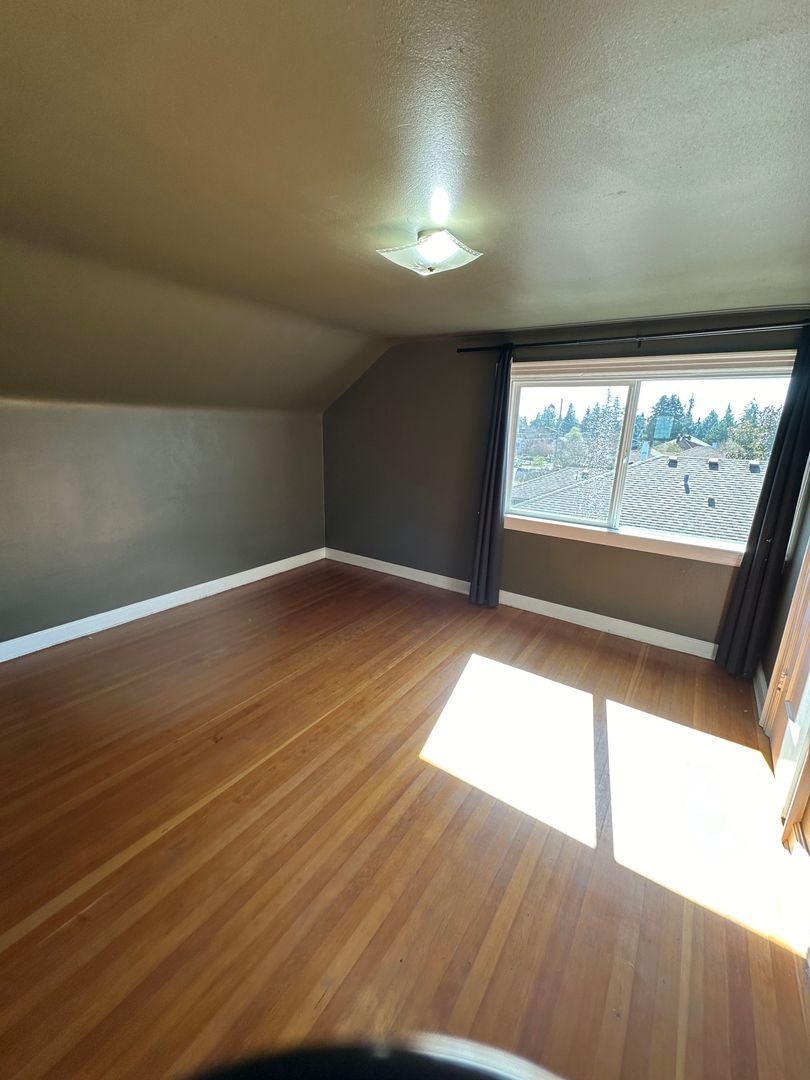 Charming 4-bed, 1.5 bath Crafsman in North Seattle! 