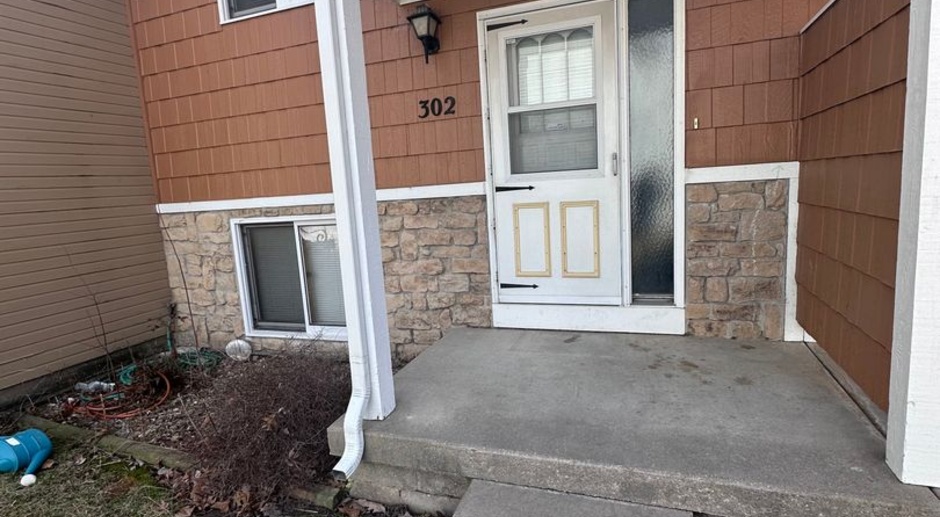 $950 - 2 bed 1.5 bath - Recently Remodeled Condo