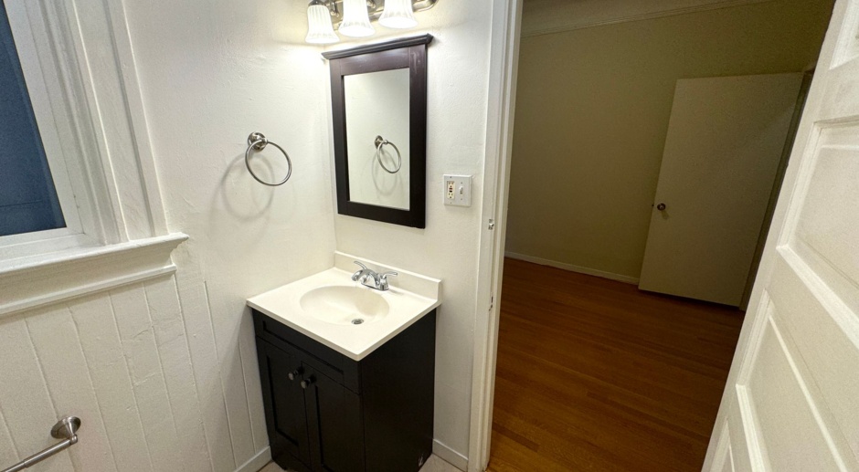 Nob Hill: South-Facing 1 Bedroom Apartment w/ Dishwasher & Shared Laundry Across From Trader Joe's