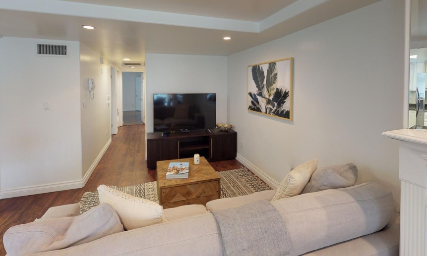 Private Bedroom in Beautiful Sawtelle Townhome Off of Santa Monica Blvd