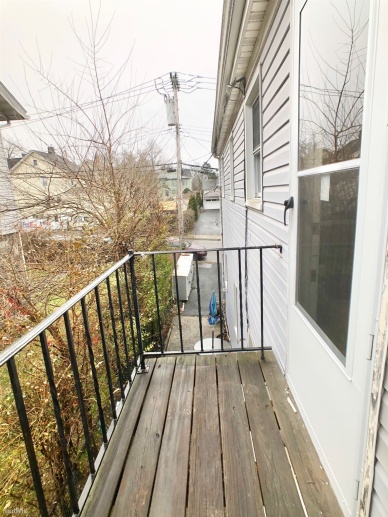 Updated 2 Bedroom Apt 2nd Floor Multi-Family Home- Laundry - Parking - Mamaroneck Harbor