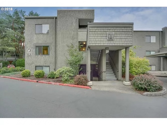 S, Waterfront shared condo spare private bedroom/bathroom walking distance to OHSU