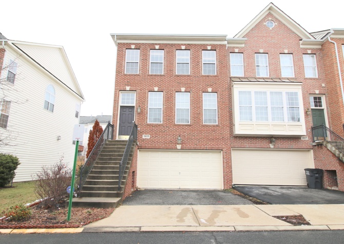 Houses Near STOP THAT CAR! Stunning LARGE end unit Townhouse in Port Potomac.