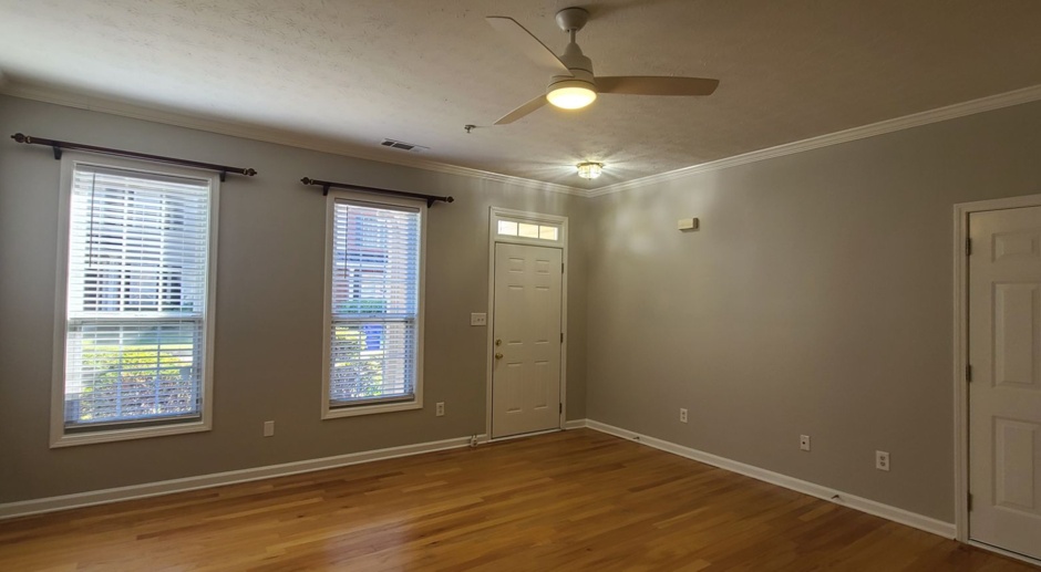 Spacious 3 bdrm townhouse close to interstate I-285 in Atlanta with private deck!
