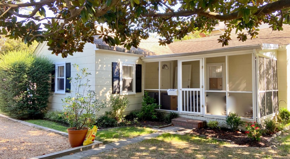 2BD/1BA Vintage Beach Cottage in Old Beach- Personal Driveway- Close to Beach! 