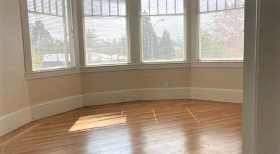 1 Bedroom - Bay Windows and Vintage Oven