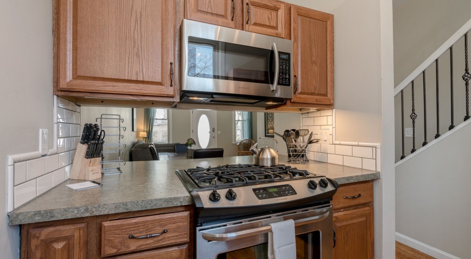 2 Bed, 1 Bath Townhome in Lafayette Square! 
