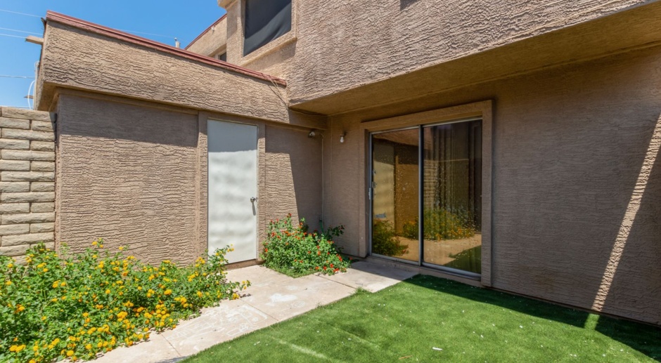 3 bedroom townhome in Phoenix with private enclosed yard! 