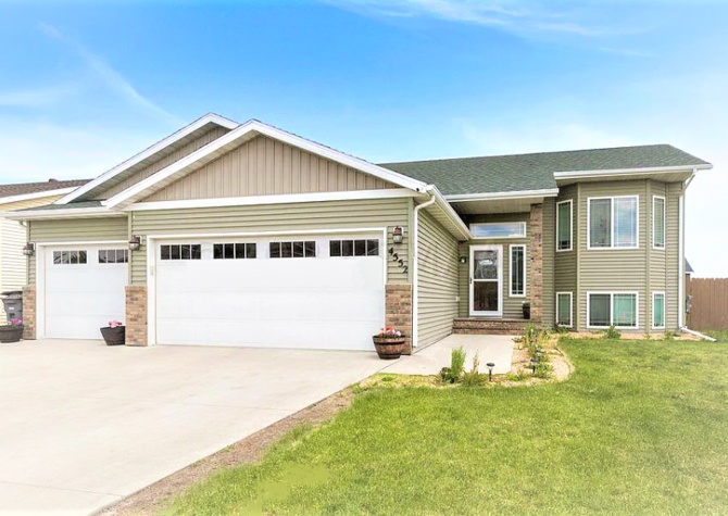 Houses Near Absolutely Beautiful!! 4Bed / 2Bath South Moorhead!