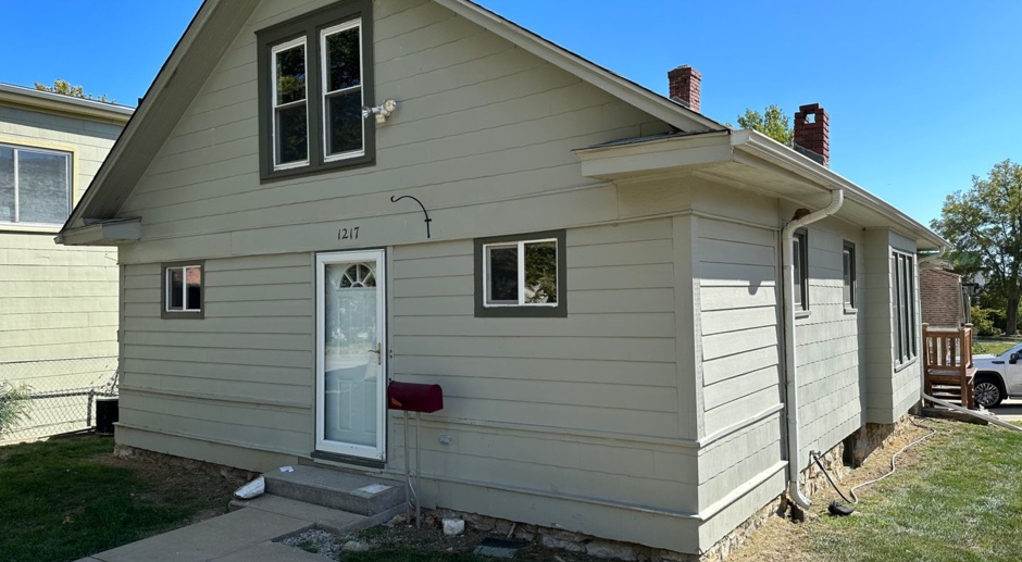bright 4 bedroom single family home in KCMO! 