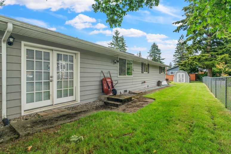 EDMONDS 3 bdrm Beautiful Rambler Home with Fenced Yard - AVAILABLE MAY 2nd
