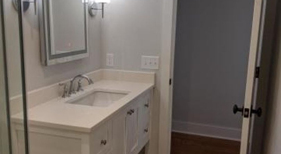 Beautiful 2 BR/1 BA Furnished Apartment Available in Downtown Charleston!