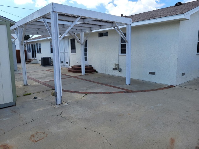 Beautiful Front 4 Bed 2Bath house w/storage and driveway parking