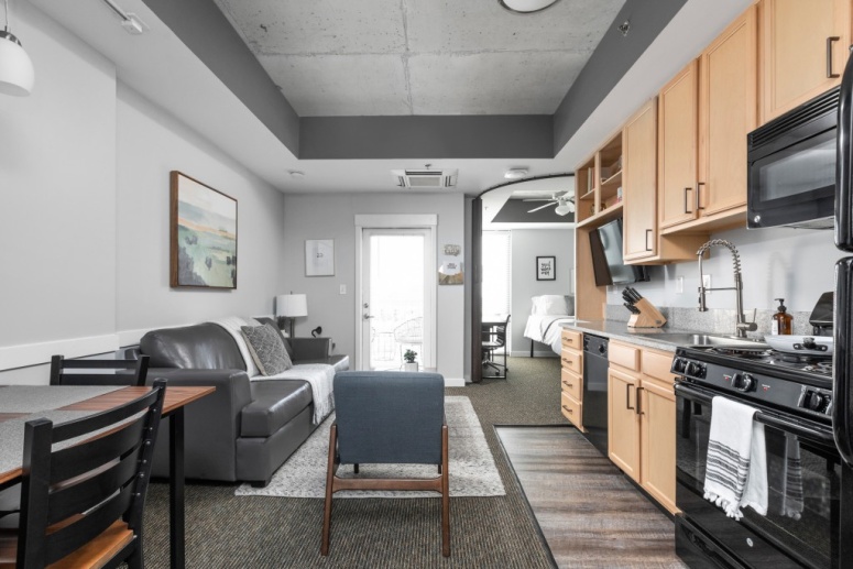Casual Nomad 1BR - Exceptional Mid-Century Home in Downtown