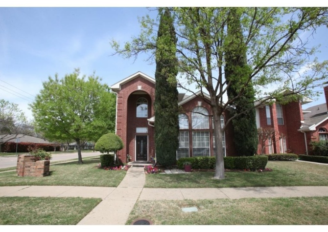 Houses Near Located in the central Plano!