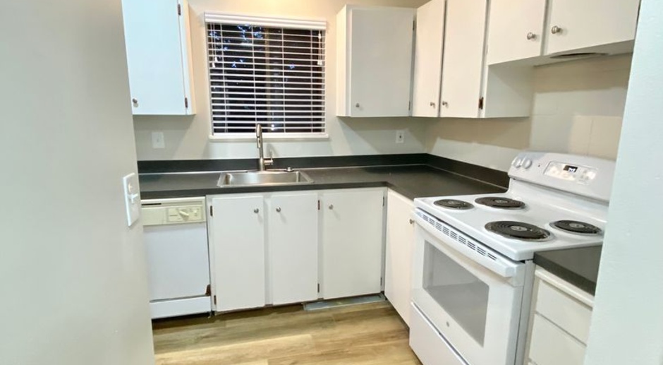 Fully Renovated 3 Bed, 1.5 Bath Townhouse in Multnomah Village