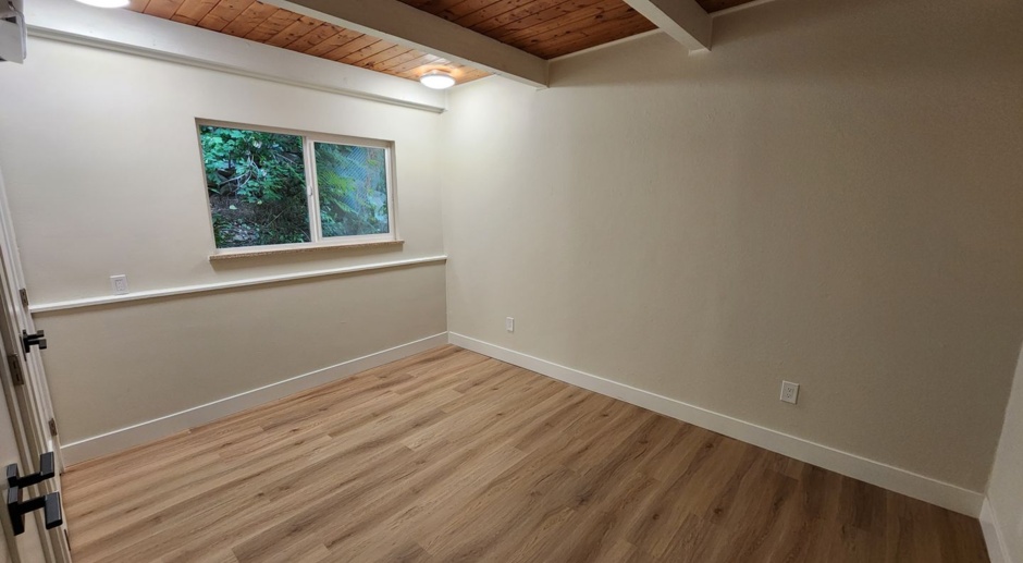 NOW AVAILABLE FOR PRELEASING! Beautifully remodeled 2 bed 1 bath unit in Boulder