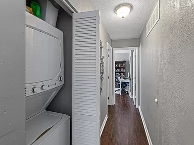 1 Bed 1 Bath - 800 sqft - In unit laundry - pets allowed
