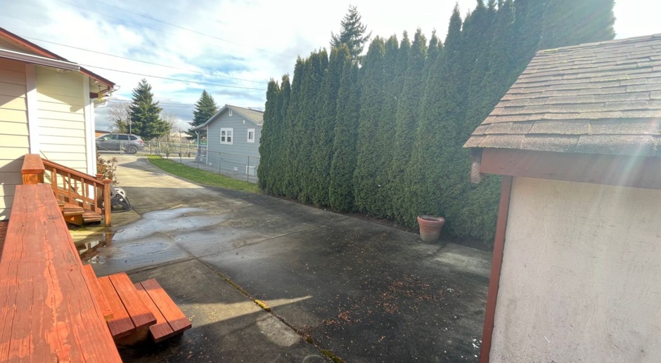 Tukwila 2bed 1bath home for rent - large fenced yard 