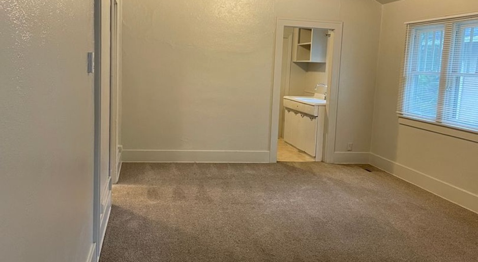 STUDENTS WELCOME! 1 Block North of CSU - 2 Bed 1 Bath Upper Half of Duplex - Students Welcome