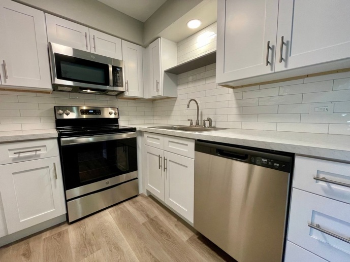 RENOVATED APARTMENT WITH IN-UNIT WASHER-DRYER & GARAGE PARKING!