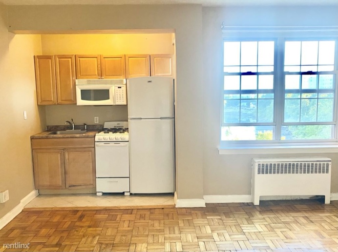 Nice 1 Bedroom in Court Yard Elevator Building- Laundry On Site - New Rochelle