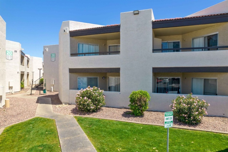 Two Bedroom Apartment Home Conveniently Located in Glendale, AZ!