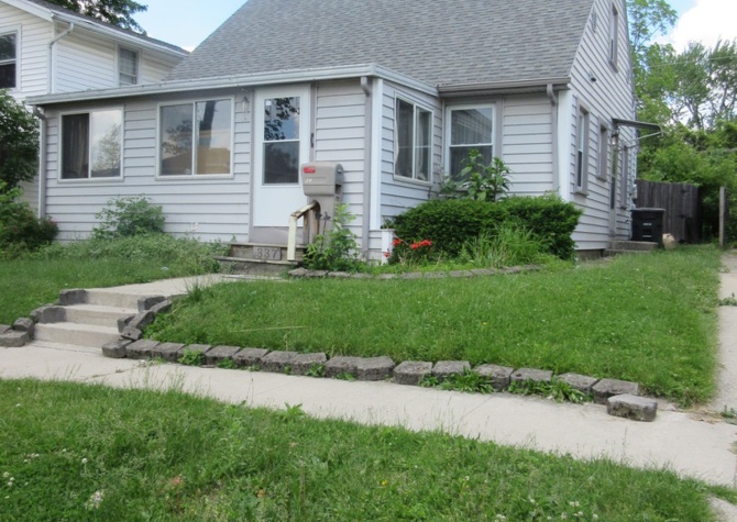 Houses Near 337 Dalgren - Great Three Bedroom Home!  Available Now!!