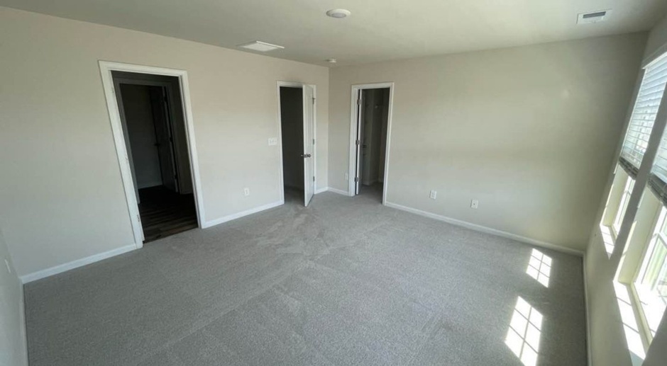 Room in 4 Bedroom Townhome at Country House St