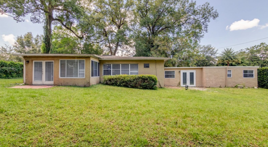 Charming 3bed / 3bath Home FOR RENT located on Lake Sue Drive in Orlando! 