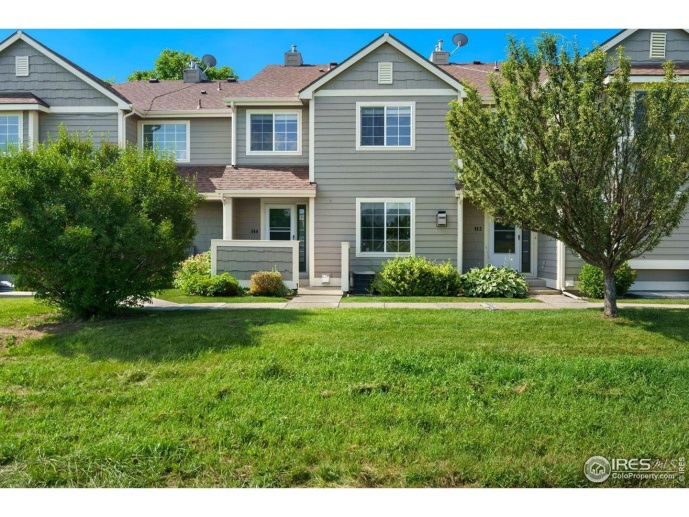 Cozy 2 Bedroom, 3 Bath Townhome located in Fort Collins!