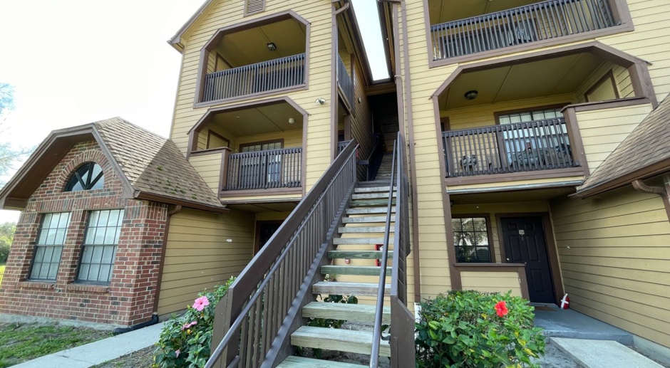 AVAILABLE NOW ! Charming LAKEVIEW 1 Bed/1 Bath Unit! Washer and Dryer INCLUDED! 
