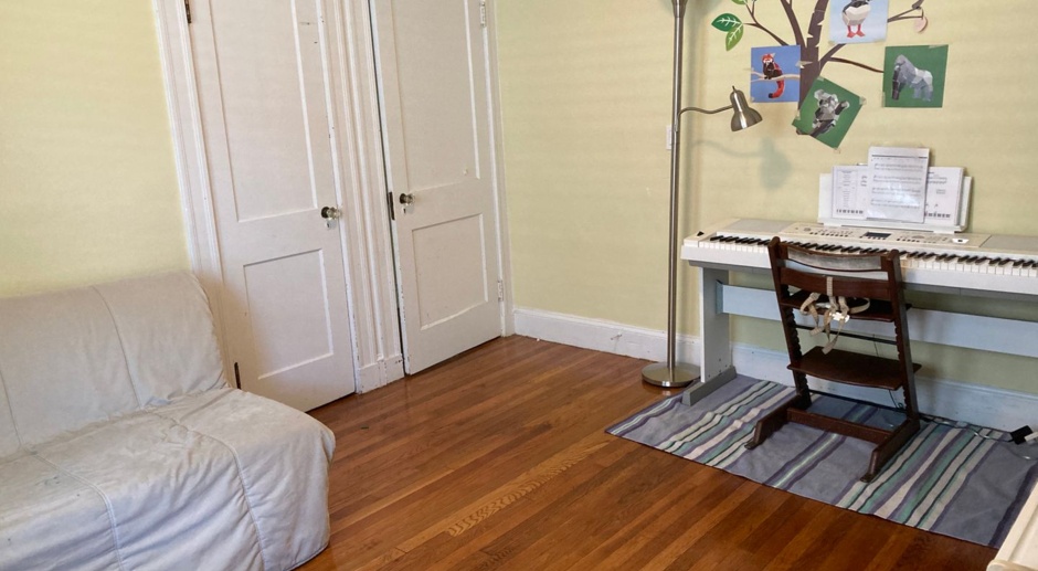 Super spacious Practical 3.5 Bedroom Bi-Level Apartment with Essential Amenities
