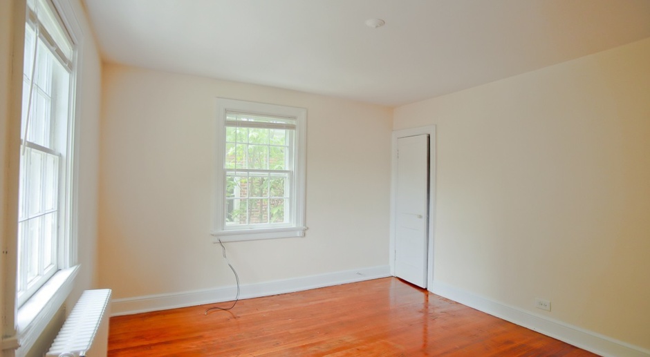 8br Single Family Home on 14th St NW  (MINUTES COMMUTE TO CAMPUS/UVA BUS LINE ACCESS)