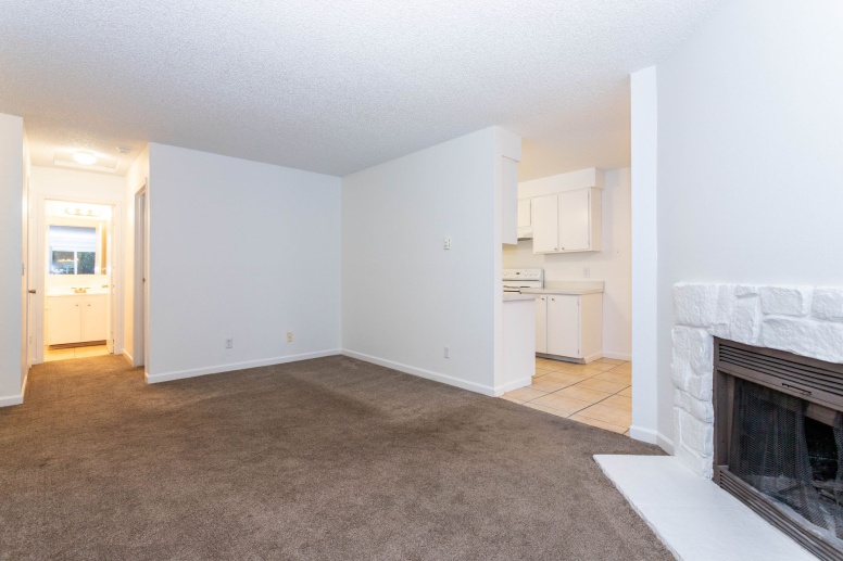  Large 2x2 in Tukwilla! 1/2 off your first month!  W/D in unit!