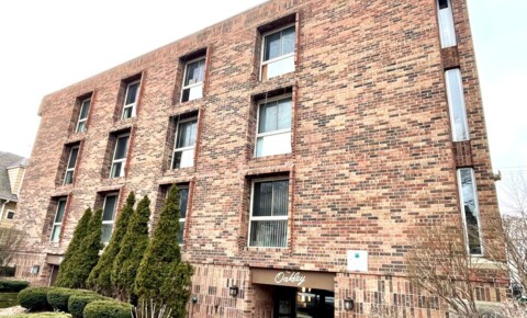 Apartments Near MCW 3445 N Oakland Ave for Medical College of Wisconsin Students in Milwaukee, WI
