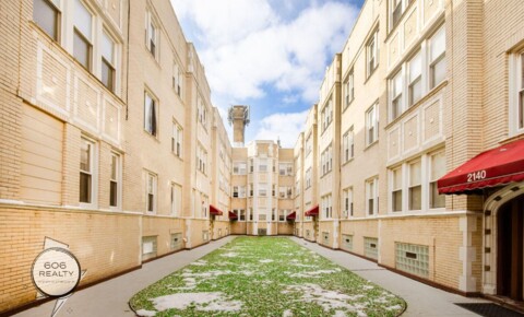 Apartments Near Saint Xavier Bright and Sunny Berwyn Apts Available! for Saint Xavier University Students in Chicago, IL