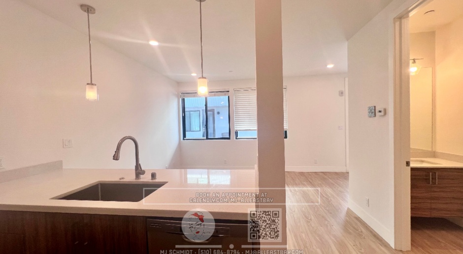 Multi level 2bd plus large loft with in unit washer & dryer,Close to Shopping, Bay Bridge and all modes of transportation.